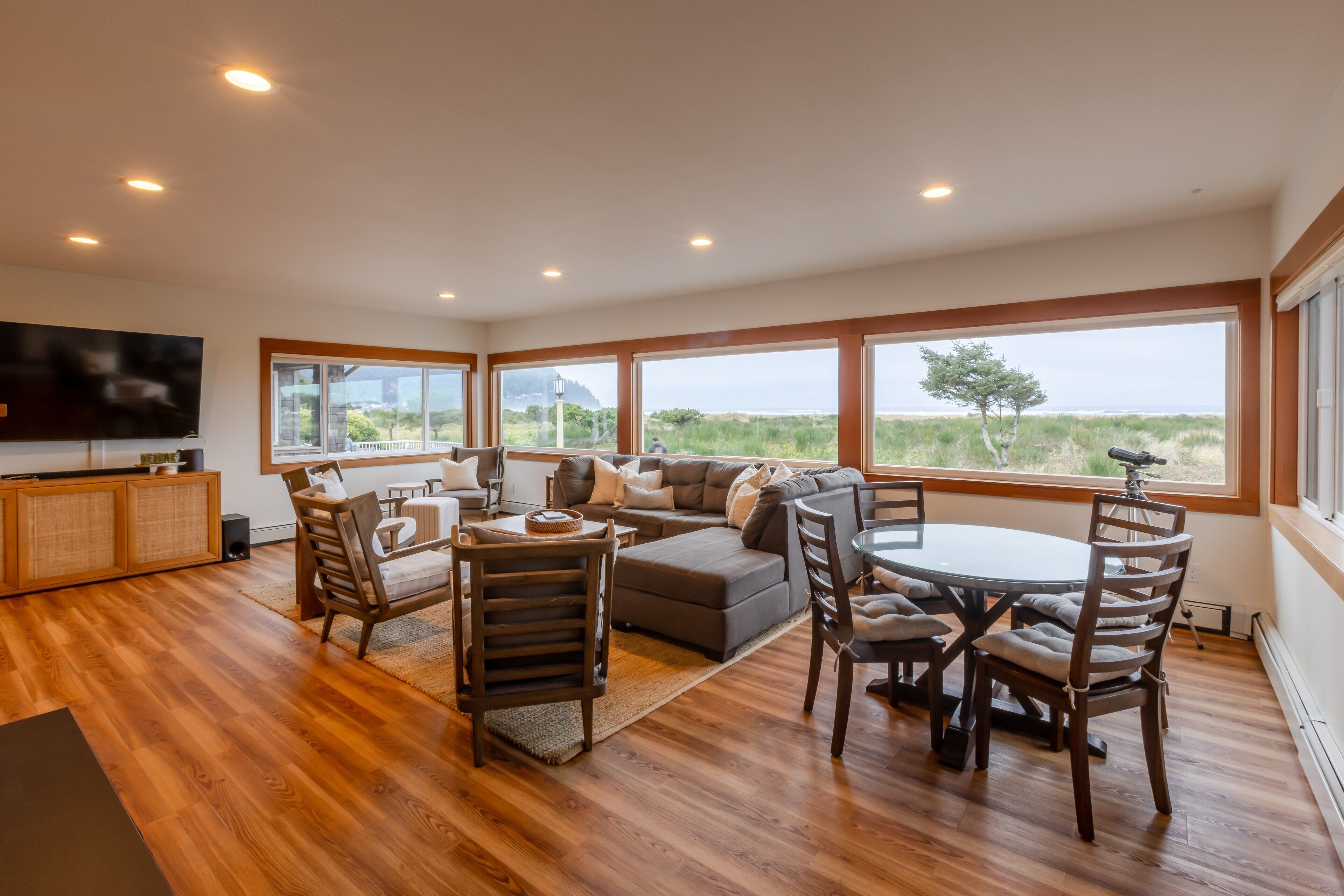 Smart TV, fireplace, ping pong