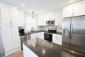 Microwave, oven, stovetop, dishwasher - The Gulf Coast Tide and Town Retreat (Palmetto)