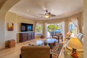 Smart TV, books - 2BR Condo King Suites, Prime San Jose Location (San Jose del Cabo)