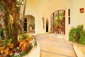 Property grounds - Serene 1BR/2BA Loft On 5th Ave Steps to Mamitas (Playa Del Carmen)