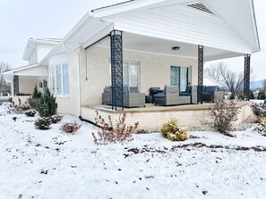 Terrace/patio - Gorgeous 5-bedroom house 5 min from Massanutten with hot tub gameroom fire pit (McGaheysville)