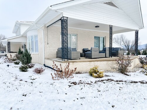 Gorgeous 5-bedroom house 5 min from Massanutten with hot tub gameroom fire pit
