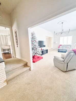 TV, fireplace, ping pong - Gorgeous 5-bedroom house 5 min from Massanutten with hot tub gameroom fire pit (McGaheysville)