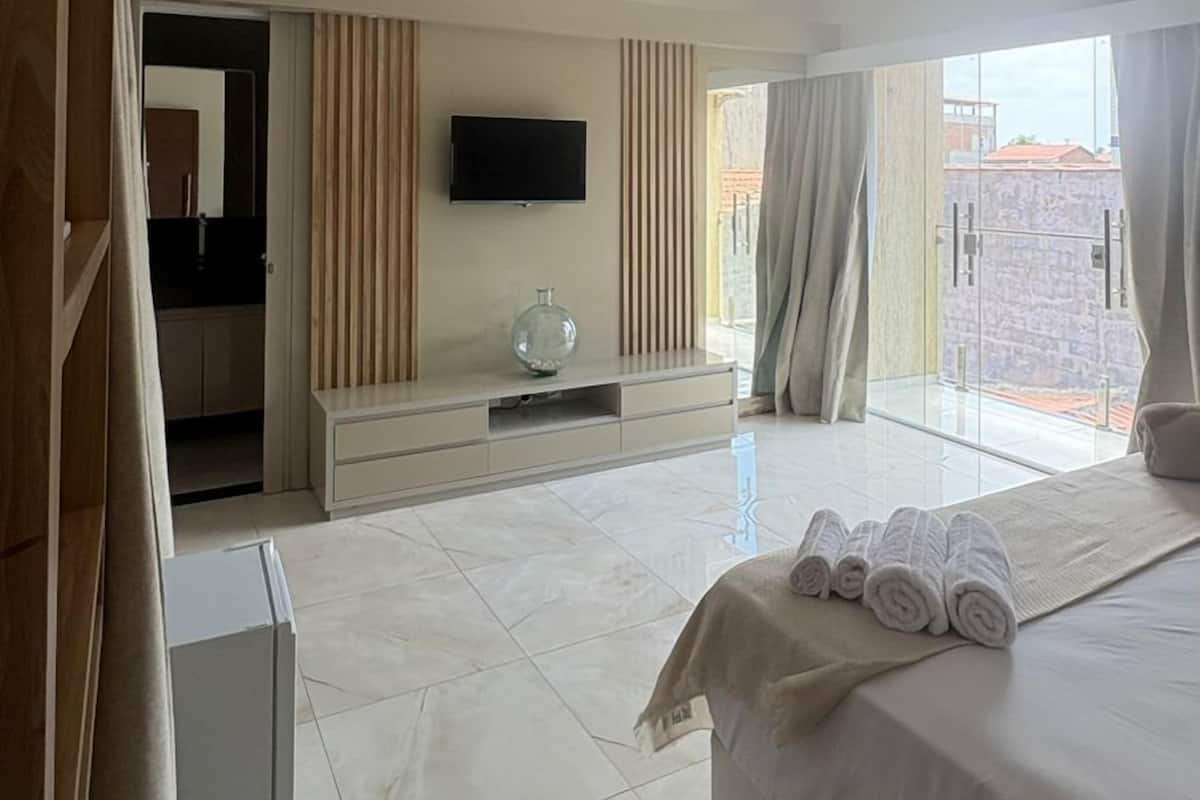 Deluxe Suite, Balcony, Partial Sea View | Soundproofing, WiFi (free)