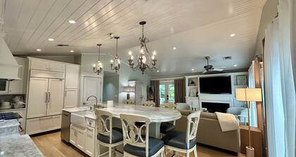 Sea Glass Cottage North End Of Anna Maria• 2bed/2 bath w/ pool Steps to Beach