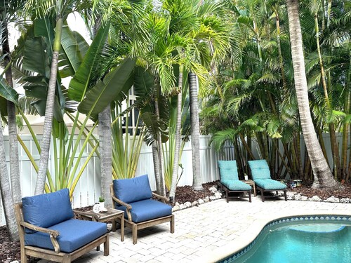 Sea Glass Cottage North End Of Anna Maria• 2bed/2 bath w/ pool Steps to Beach