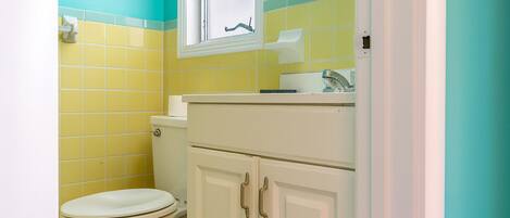 Hårføner, håndklær, såpe og toalettpapir