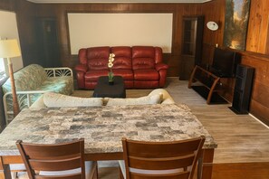 Living area - Pleasant 2-bedroom house with AC in Fort Myers (Fort Myers)