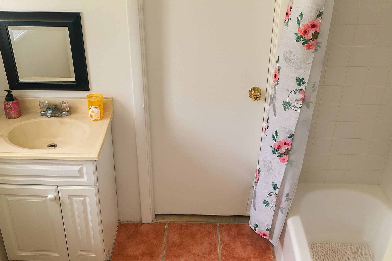 Haartrockner, Handtücher, Seife, Toilettenpapier