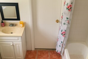 Haartrockner, Handtücher, Seife, Toilettenpapier