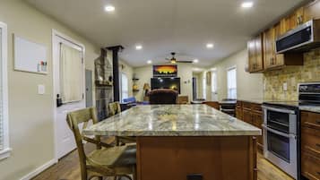 Jääkaappi, mikroaaltouuni, uuni, liesi