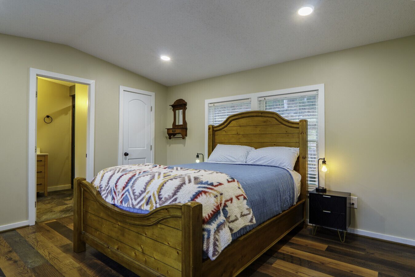 Työpöytä, silitysrauta/-lauta, Wi-Fi, vuodevaatteet