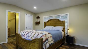 Työpöytä, silitysrauta/-lauta, Wi-Fi, vuodevaatteet