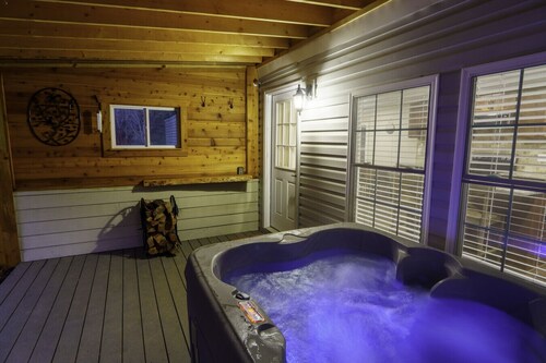 Mountain Getaway w/ Hot Tub & Wood Stove