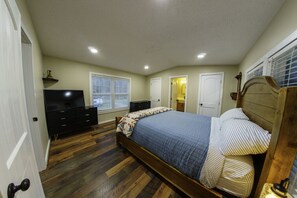 Työpöytä, silitysrauta/-lauta, Wi-Fi, vuodevaatteet