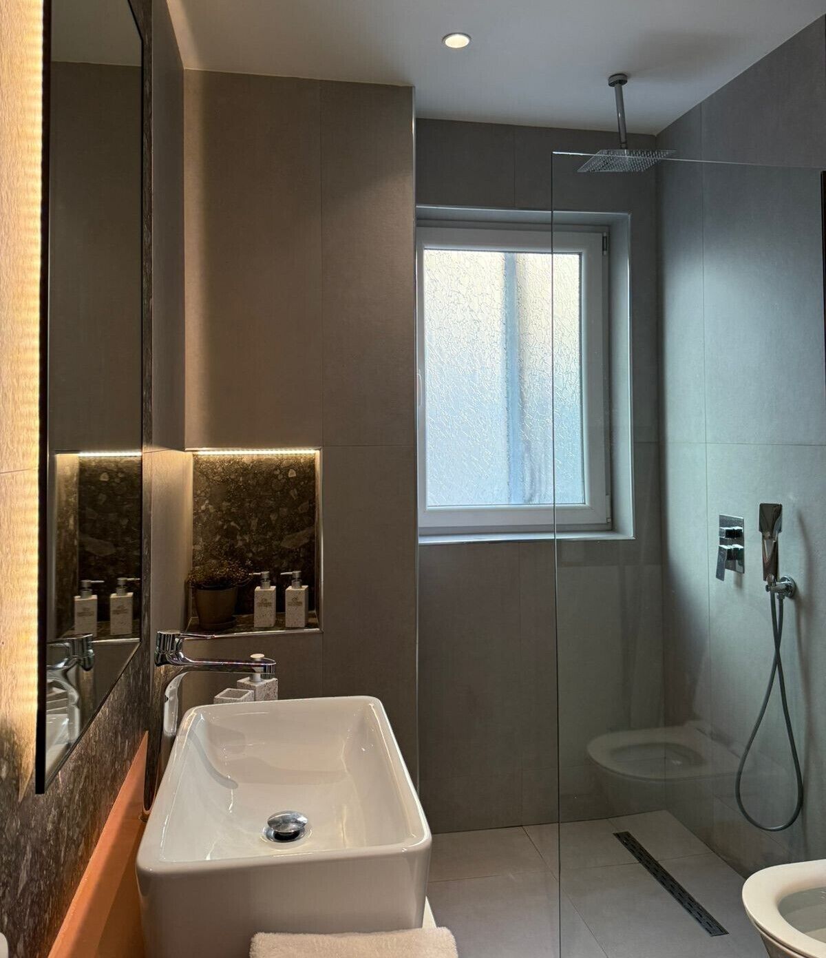 Douche, sèche-cheveux, serviettes fournies, savon