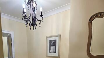 Chuveiro, secador de cabelo, toalhas de banho, sabonete