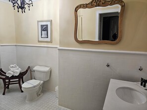 Douche, sèche-cheveux, serviettes fournies, savon