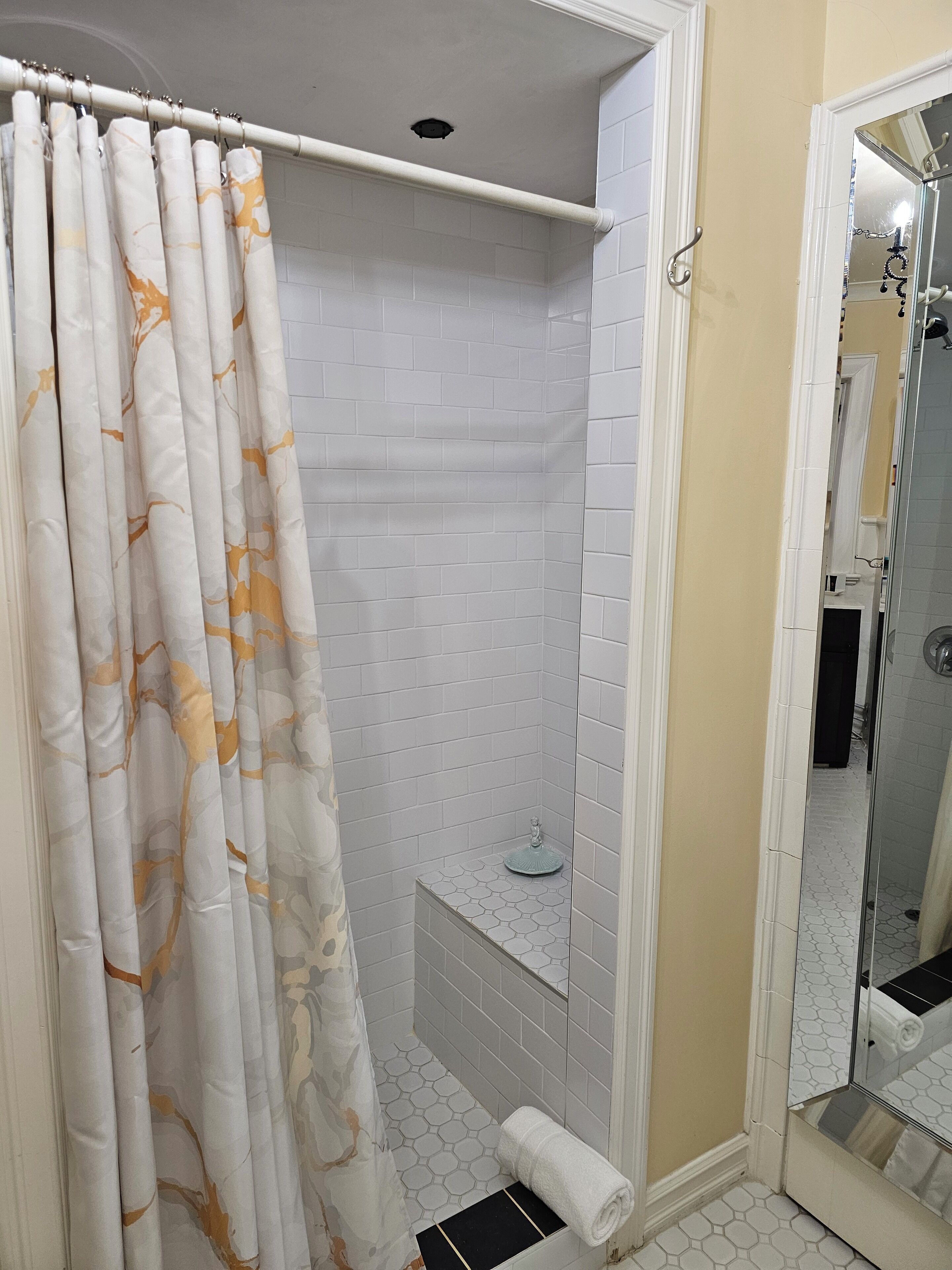 Dusj, hårføner, håndklær og såpe