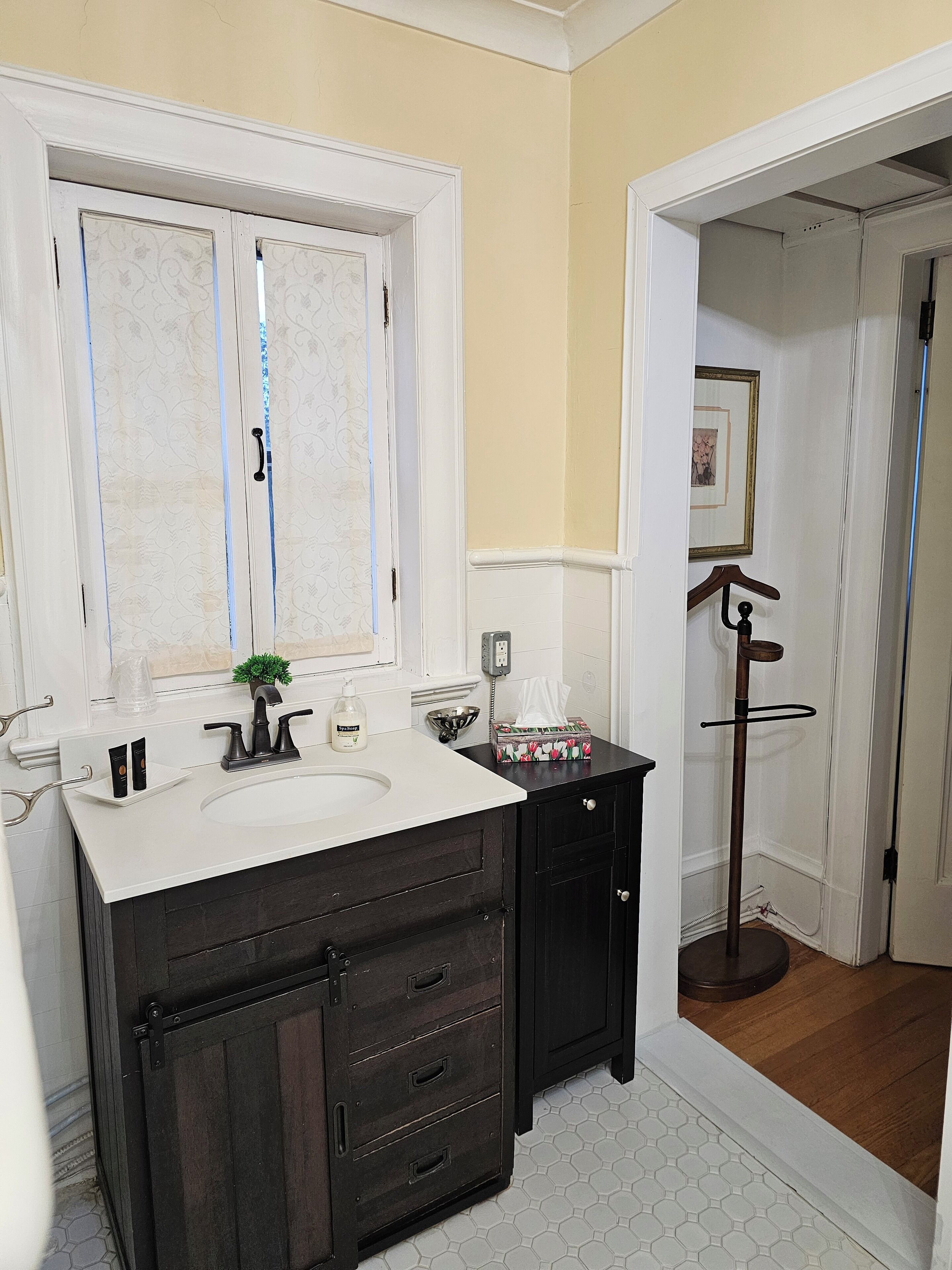 Een douche, een haardroger, handdoeken, zeep