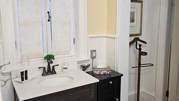 Dusj, hårføner, håndklær og såpe