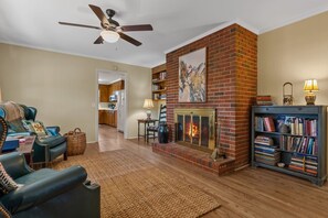 TV, fireplace - 3-bedroom Furnished One-level home in beautiful Travelers Rest-Mountain views (Travelers Rest)