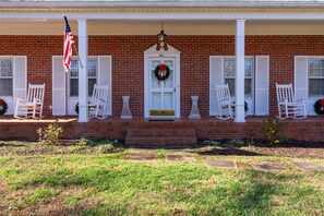 Exterior - 3-bedroom Furnished One-level home in beautiful Travelers Rest-Mountain views (Travelers Rest)