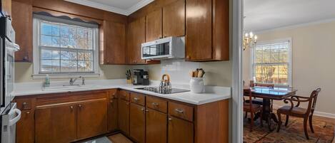 Mikrobølgeovn, ovn og kokeplater