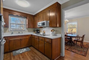 Microwave, oven, stovetop - 3-bedroom Furnished One-level home in beautiful Travelers Rest-Mountain views (Travelers Rest)