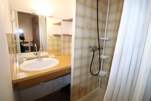 Bathroom - Apartment with pool, terrace and close to the sea (LE GRAU DU ROI)