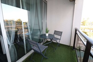 Outdoor dining - Apartment with pool, terrace and close to the sea (LE GRAU DU ROI)