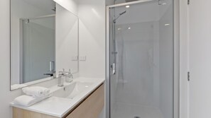 Douche, séchoir à cheveux, serviettes fournies