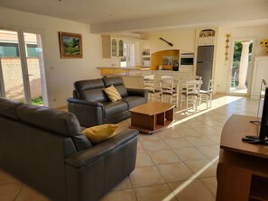 TV - Villa Harmony with 4 bedrooms, 8 persons, south exposed, terrace, 3 km from the sea of... (PORTIRAGNES)
