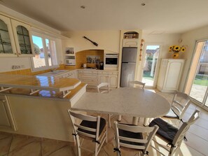 Fridge, microwave, oven, dishwasher - Villa Harmony with 4 bedrooms, 8 persons, south exposed, terrace, 3 km from the sea of... (PORTIRAGNES)