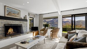 TV connectée, cheminée, livres