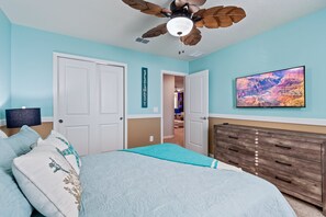 A bedroom with a bed, a ceiling fan, a dresser, and a TV on the wall. - 2207LC- Spacious 7-bedroom home in Davenport, perfect for large groups near attractions! (Davenport)