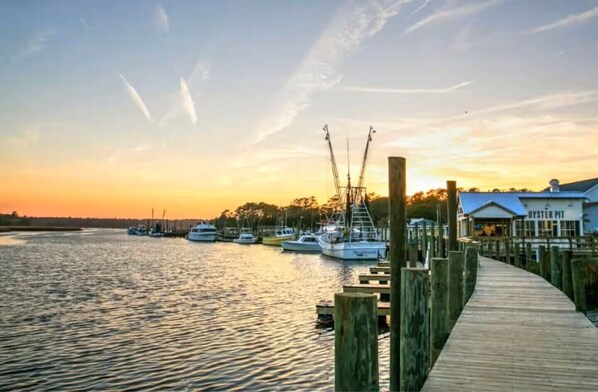 Marina - Sunset Retreat! Ocean • Sand • Golf • Fishing • Good times! (Calabash)