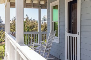 Property grounds - Sunnyside Up: Oceanfront, Hot Tub, Great Ocean Views (Nags Head)