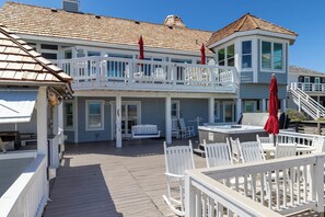 Terrace/patio - Sunnyside Up: Oceanfront, Hot Tub, Great Ocean Views (Nags Head)