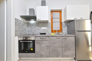 Coffee/tea maker, fridge, stovetop, cookware/dishes/utensils - Studio apartment 2414/179168 (Istria - Pjescana Uvala), 50m from the beach (Pjescana Uvala)