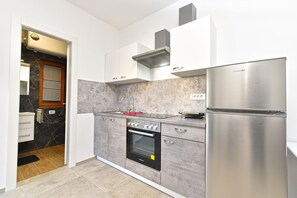 Wasserkocher mit Kaffee-/Teezubehör, Kühlschrank, Herdplatte