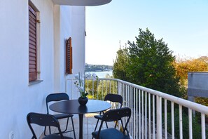 Outdoor dining - Apartment 2414/179169 (Istria - Pjescana Uvala), 50m from the beach (Pjescana Uvala)