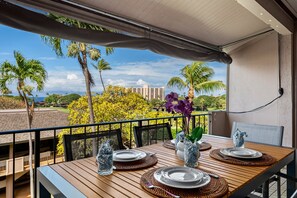 Outdoor dining - Maui Eldorado K210 Studio Spacious Lanai, AC, Kitchen & Exclusive Beach Cabana (Lahaina)