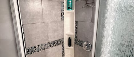 ヘアドライヤー、タオル、石鹸、トイレットペーパー