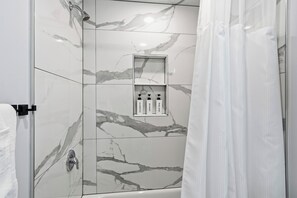 Handtücher, Seife, Shampoo, Toilettenpapier
