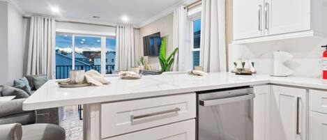 Micro-ondes, four, plaque de cuisson, lave-vaisselle