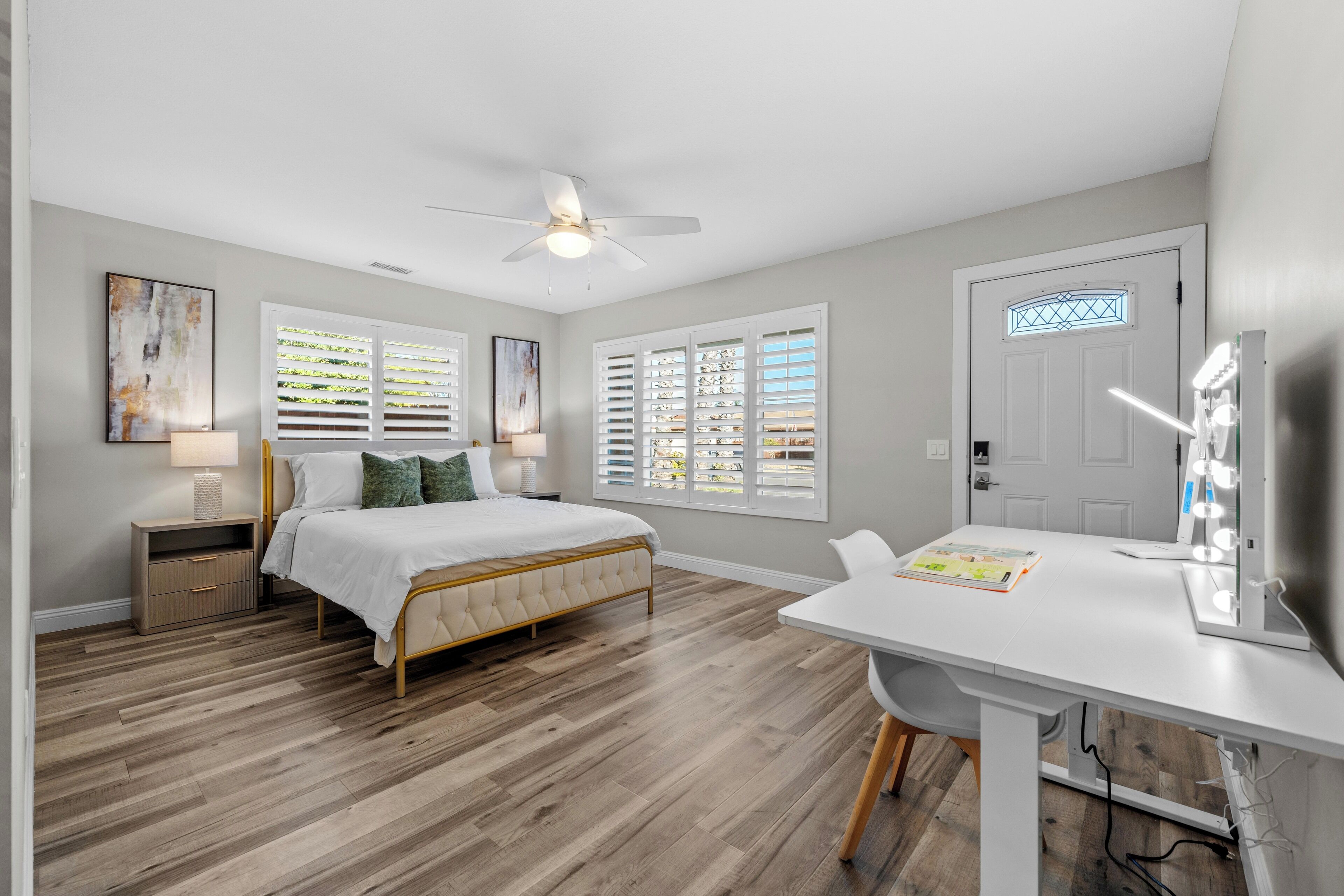 Työpöytä, silitysrauta/-lauta, ilmainen Wi-Fi, vuodevaatteet