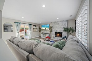 Smart-TV, Kamin, Videospiele, Bücher