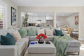 Smart TV, fireplace, video games, books - Gate Yard, Garage, Hot Tub, 4-Bed, Golf, Mira Mesa (San Diego)