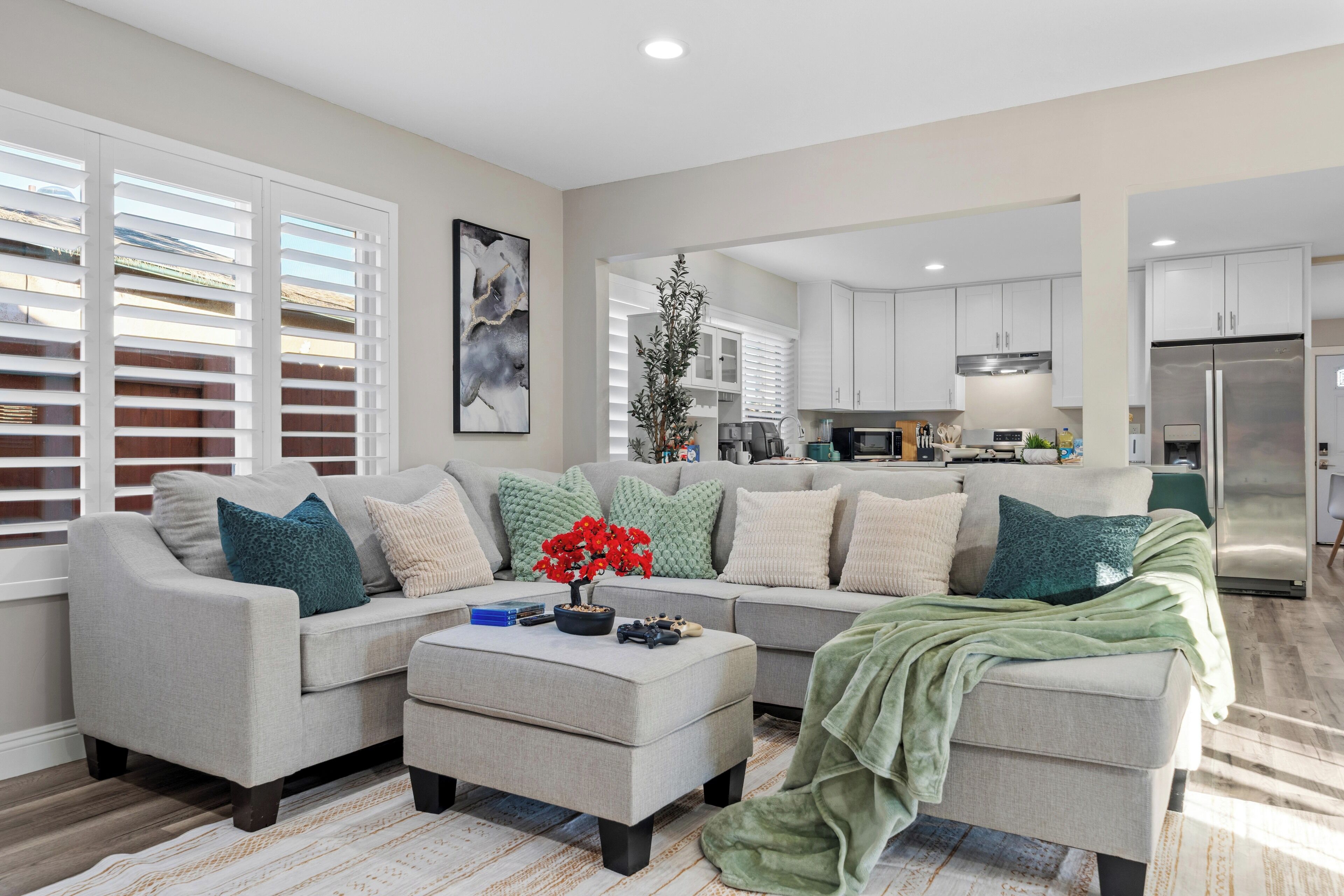 TV connectée, cheminée, jeux vidéo, livres